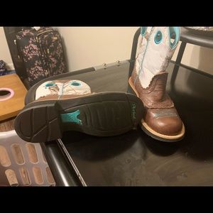 6.5 cowgirl boots. Ariat. Gentle worn